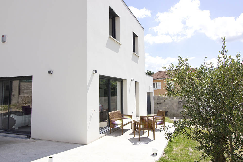 maison valtrea blanche terrasse